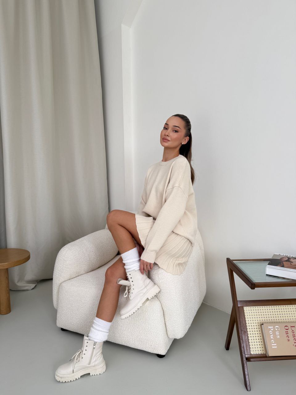 Kostým, který se skládá ze svetru a plisované sukně