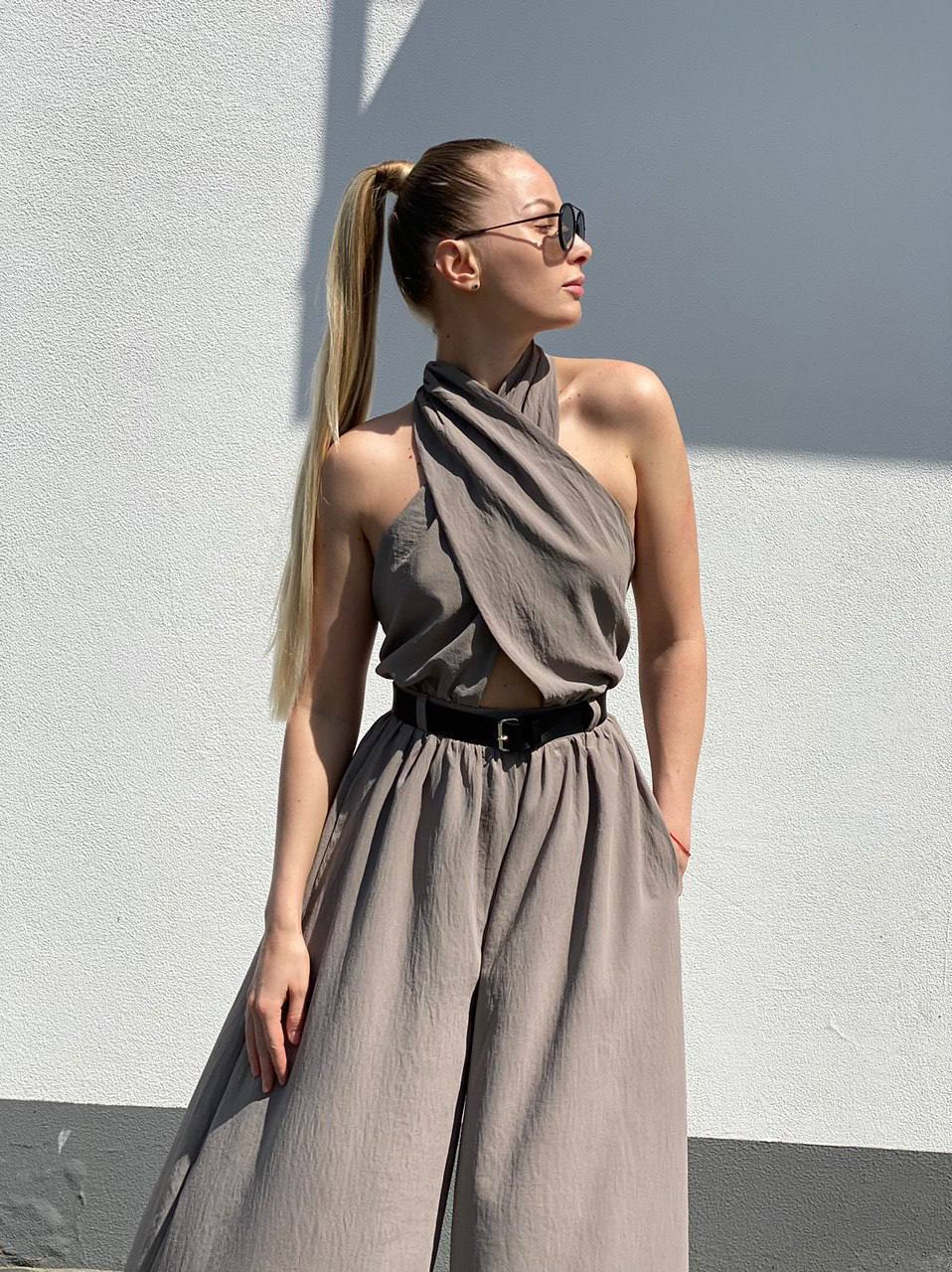 Letní overal s otevřenými zády moka