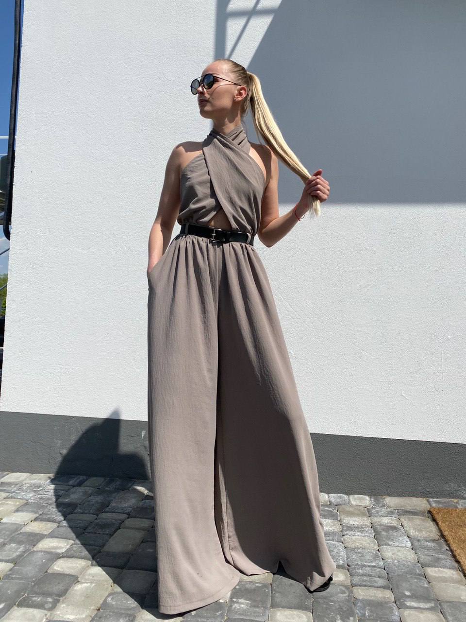 Letní overal s otevřenými zády moka