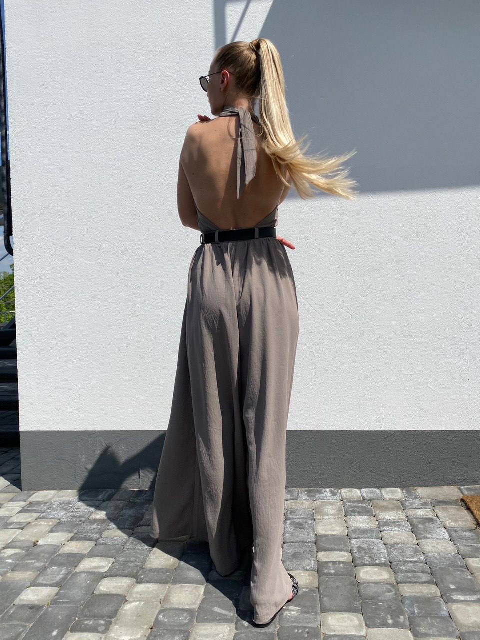 Letní overal s otevřenými zády moka