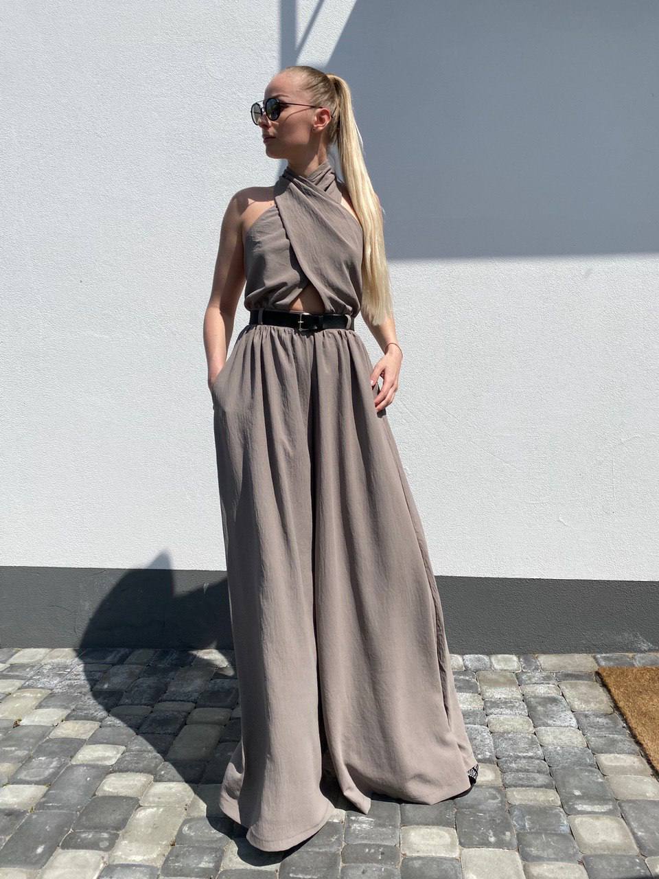 Letní overal s otevřenými zády moka