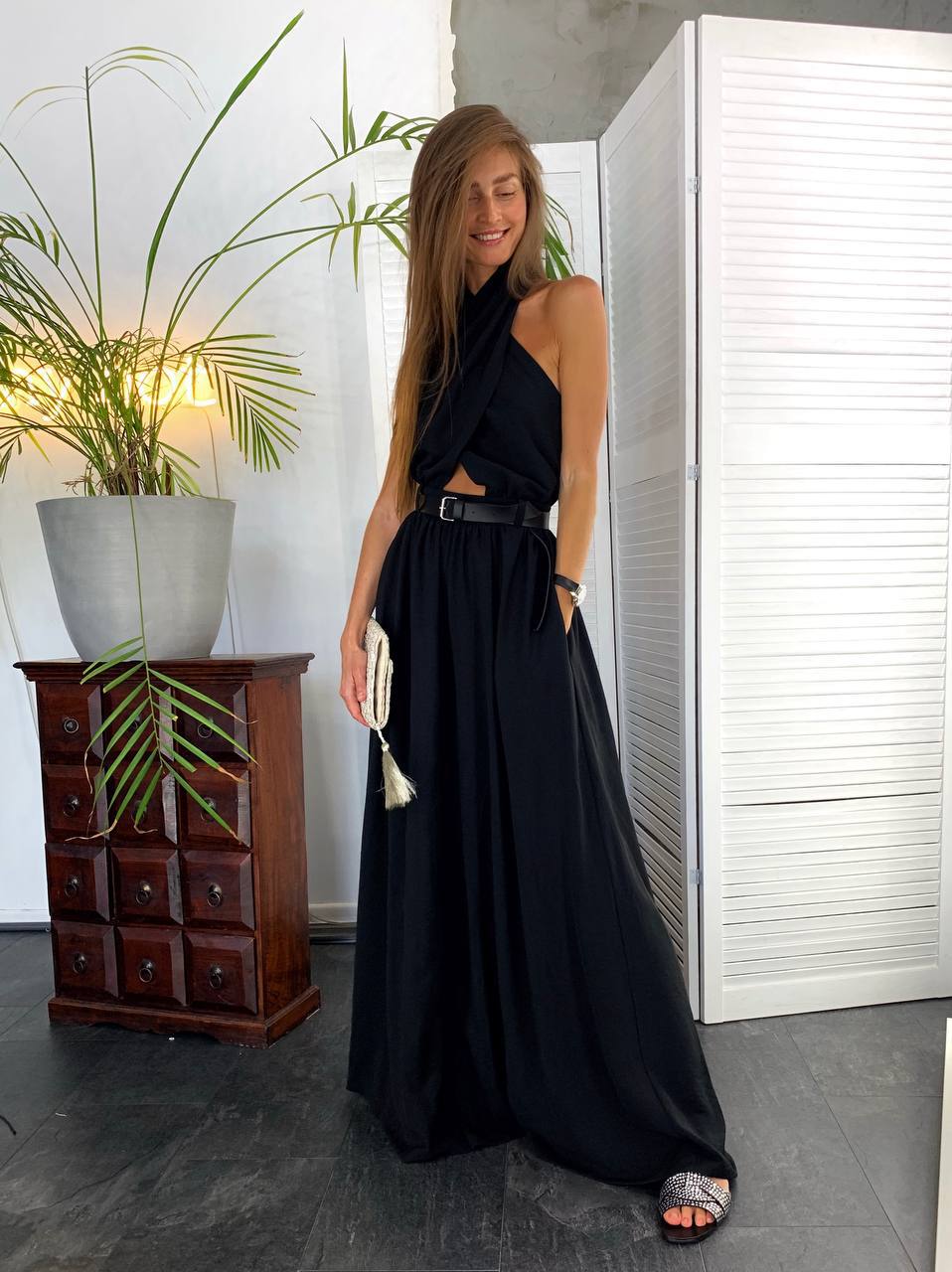 Letní overal s otevřenými zády v černé barvě