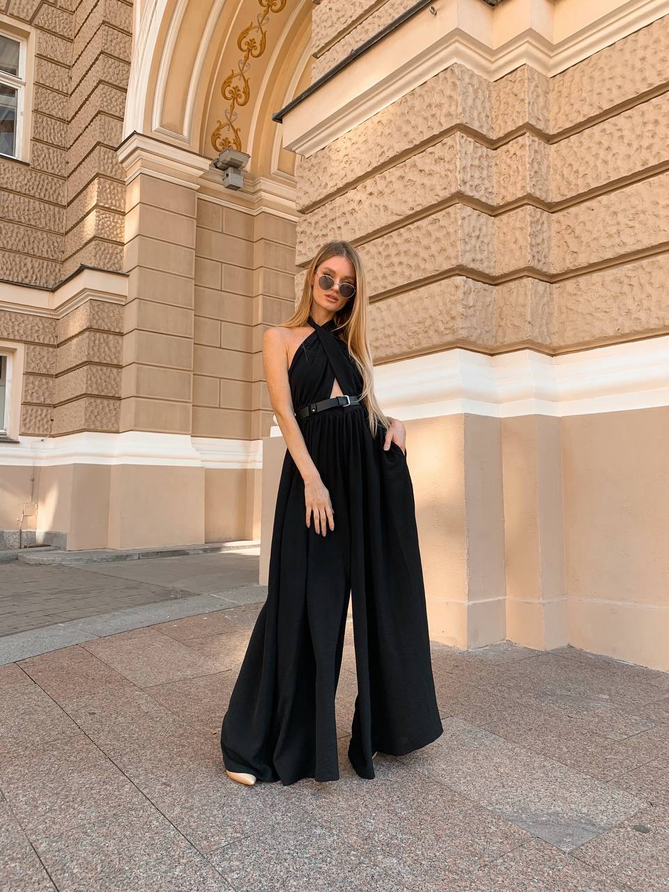 Letní overal s otevřenými zády v černé barvě