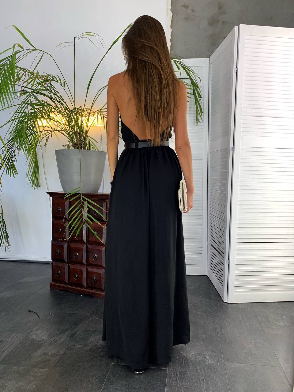 Letní overal s otevřenými zády v černé barvě