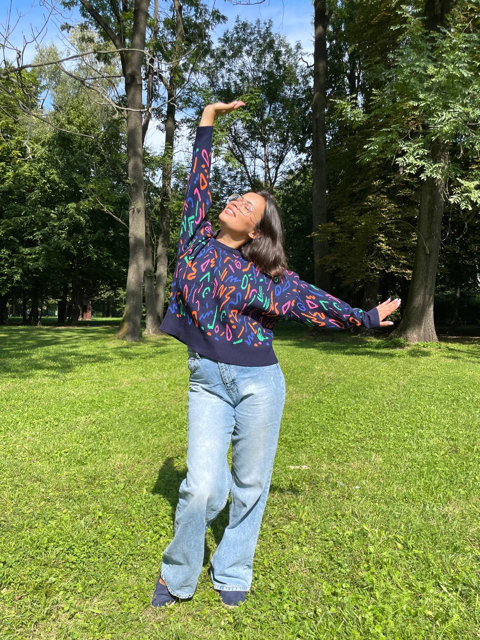 Velmi roztomilý zkrácený svetřík