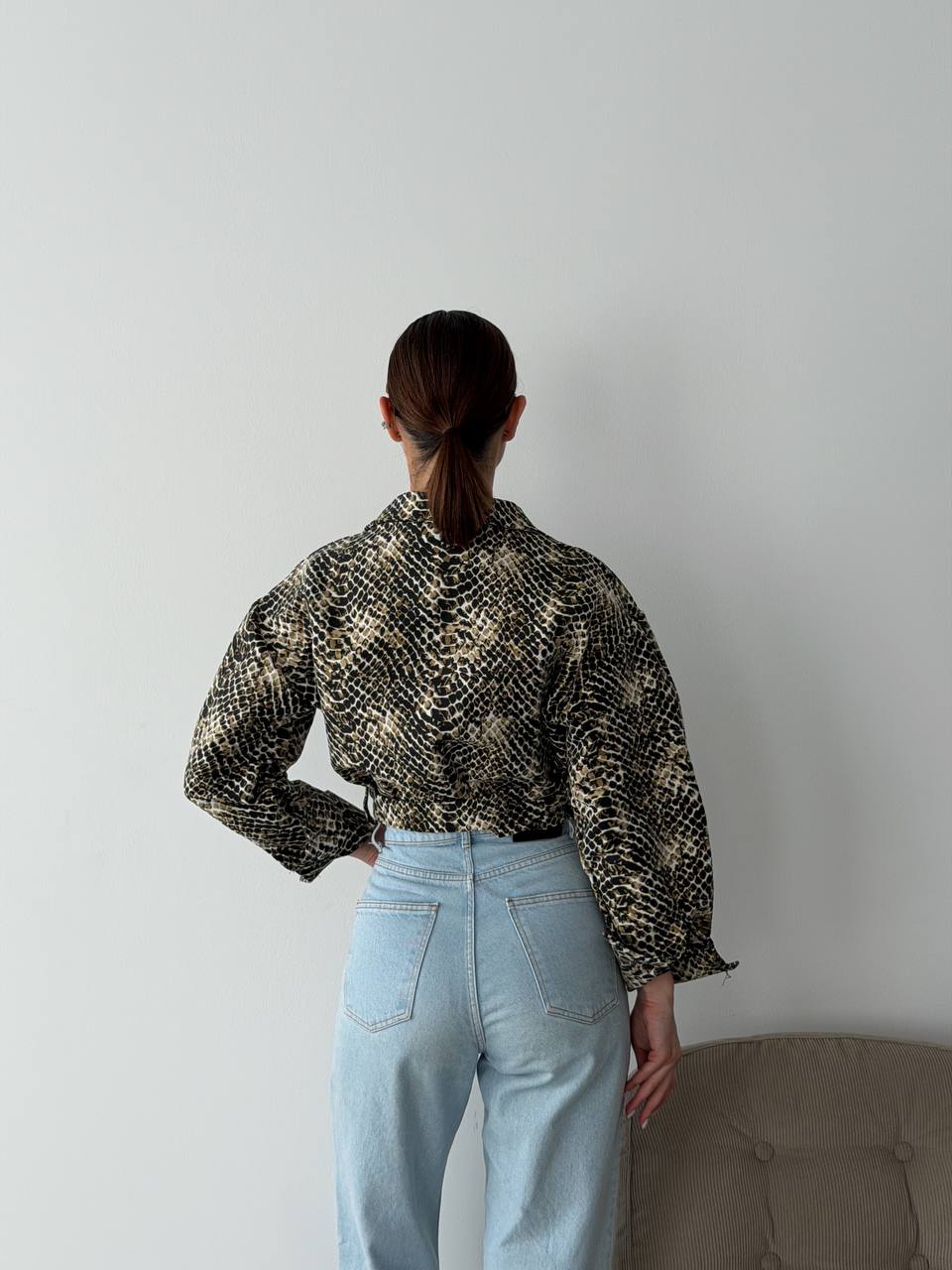 Zkrácená košile s trendy vzory – perfektní kousek, který oživí každý podzimní outfit. ✨