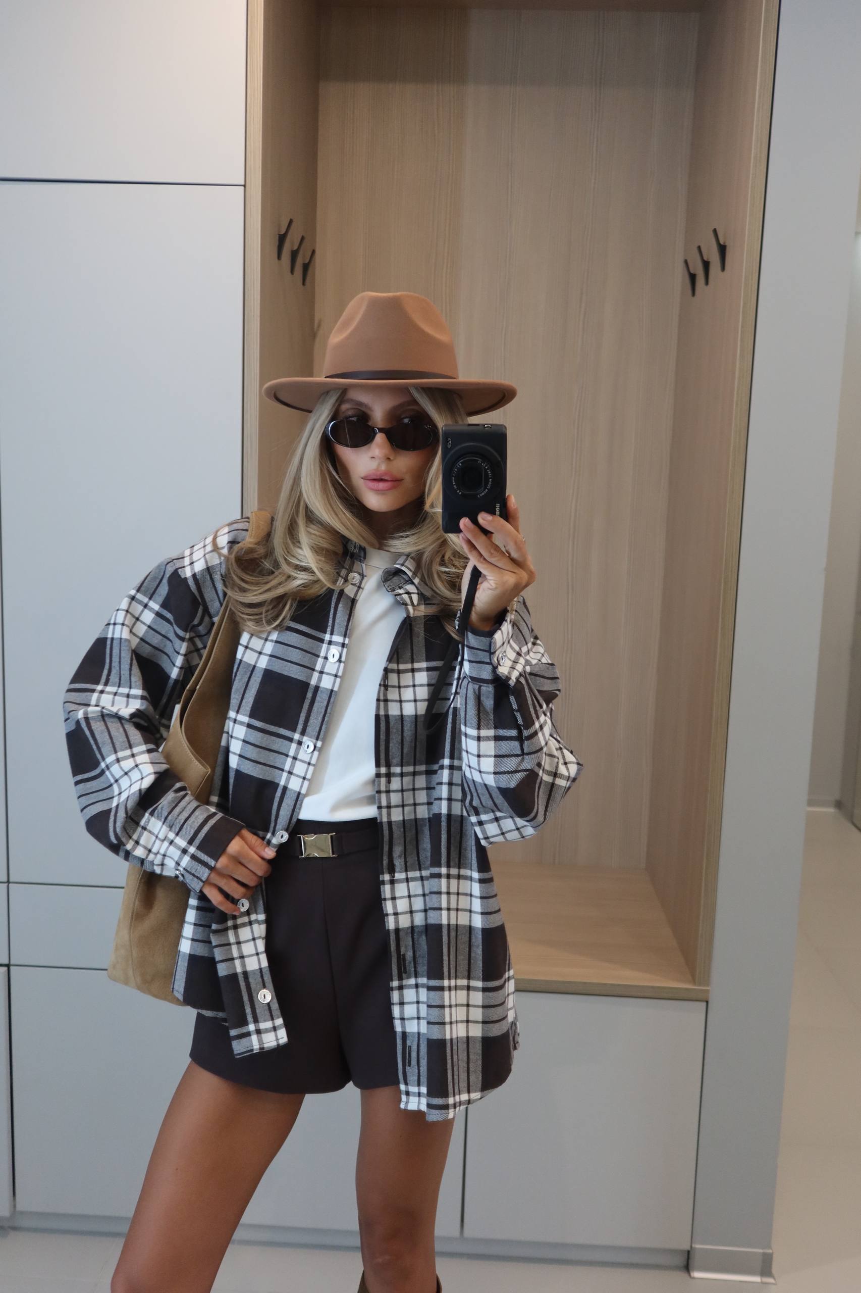 Stylová košile v čokoládové barvě – tvůj must-have pro každý outfit 🤎