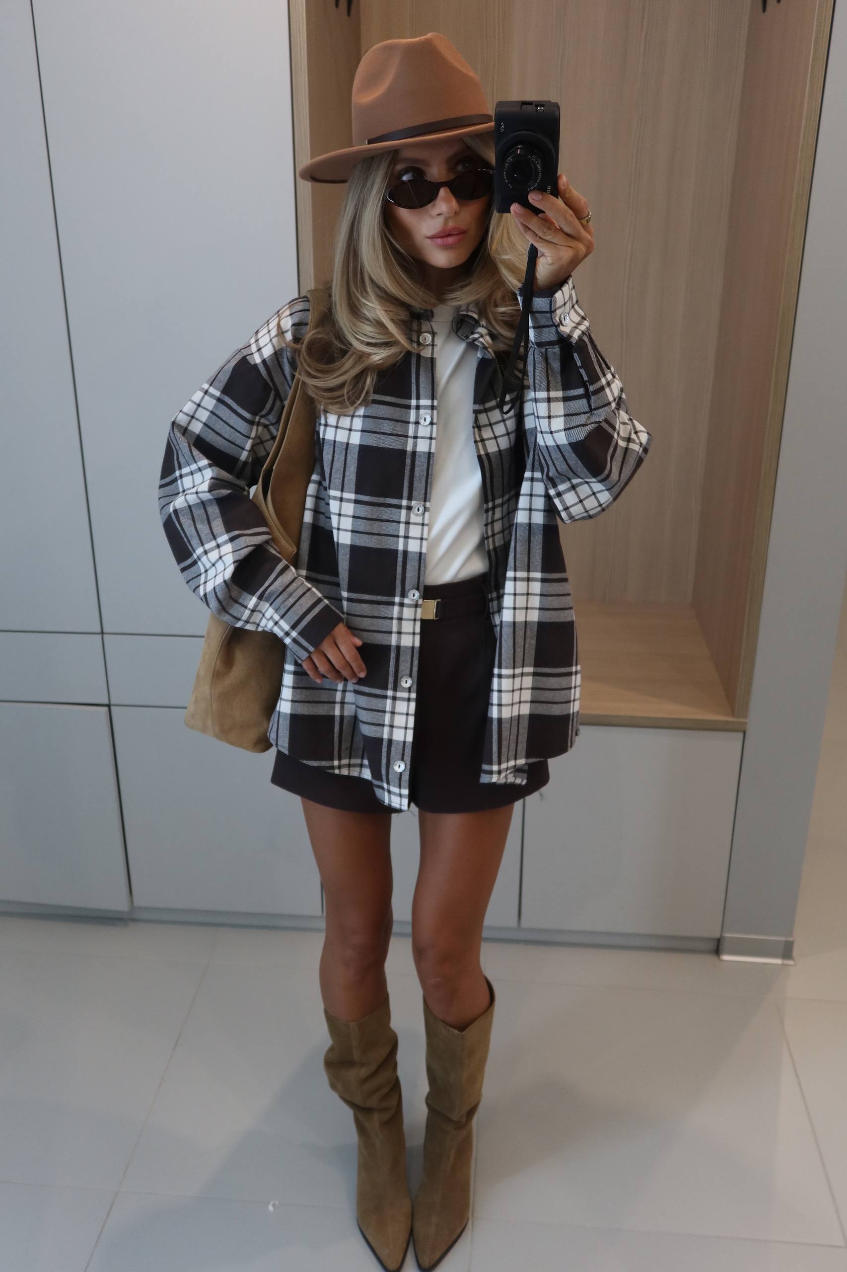 Stylová košile v čokoládové barvě – tvůj must-have pro každý outfit 🤎