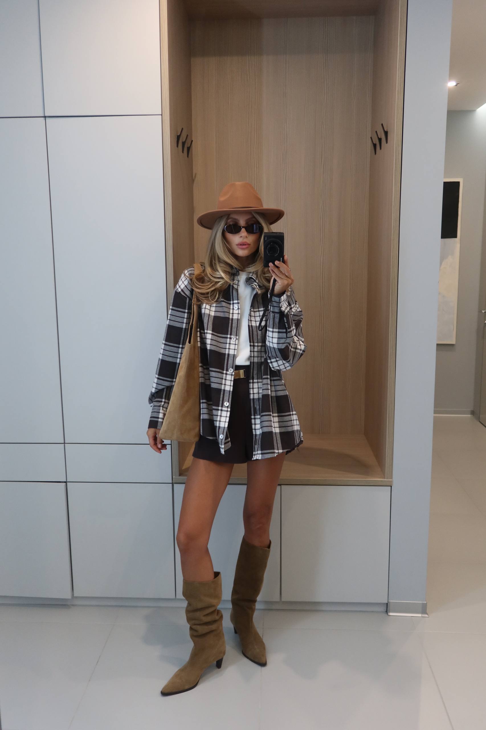 Stylová košile v čokoládové barvě – tvůj must-have pro každý outfit 🤎