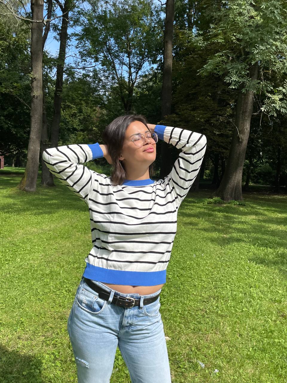 Krátký dámský svetr z měkkého akrylu