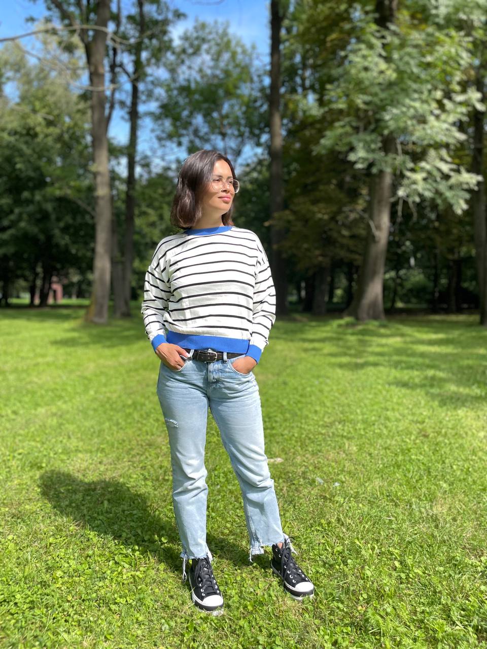 Krátký dámský svetr z měkkého akrylu