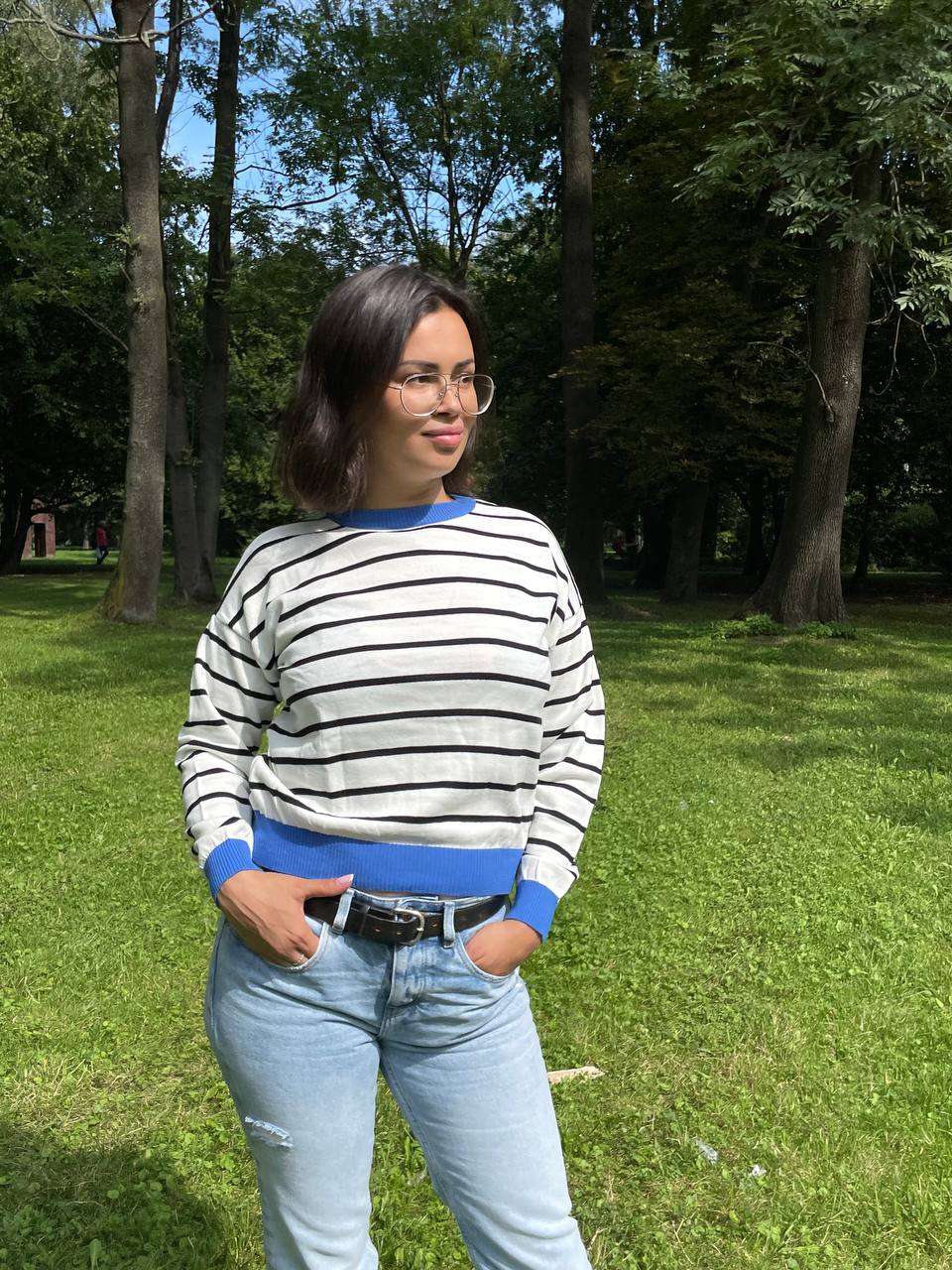 Krátký dámský svetr z měkkého akrylu