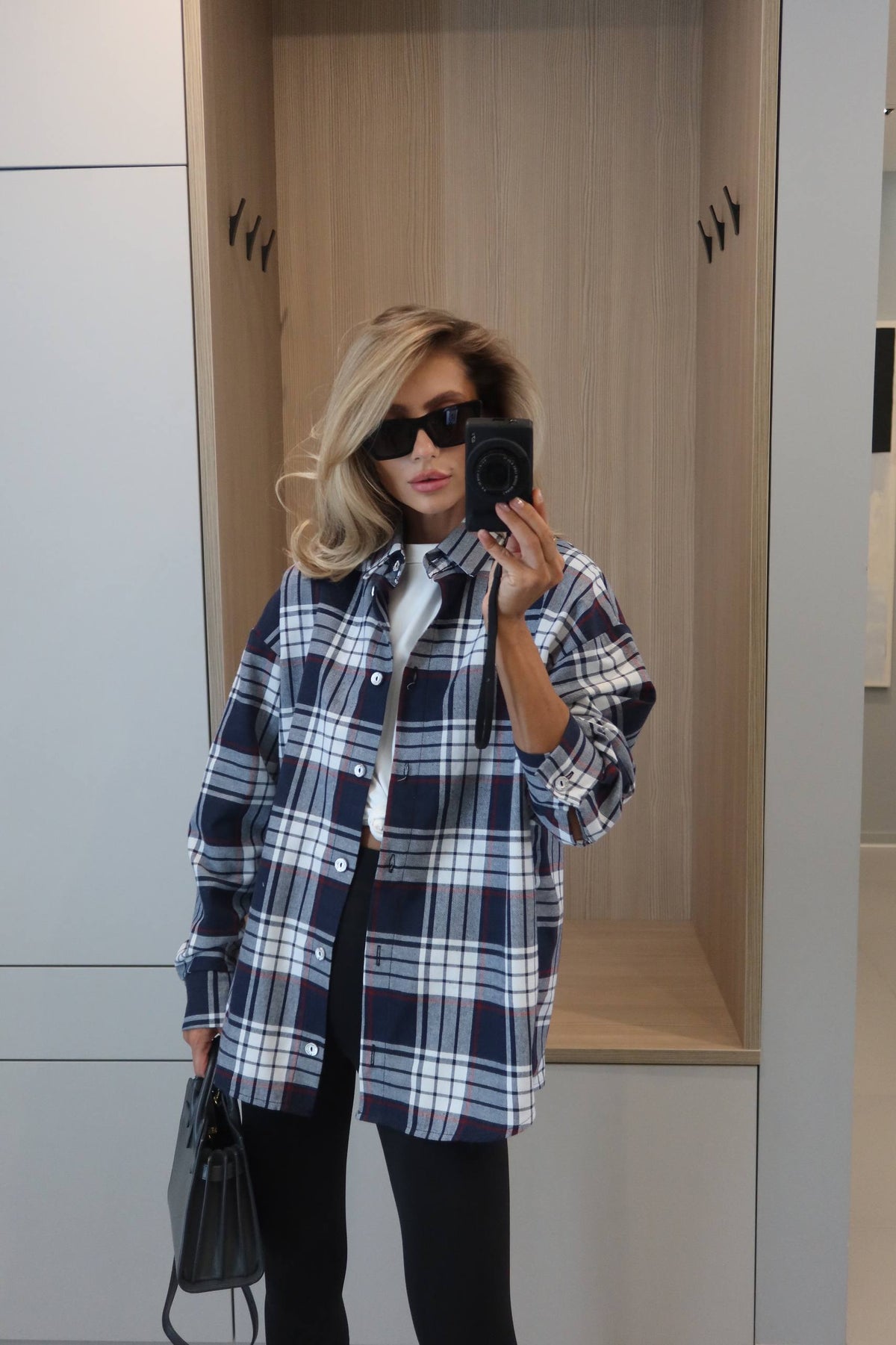 Stylová košile v modré barvě – tvůj must-have pro každý outfit 💙