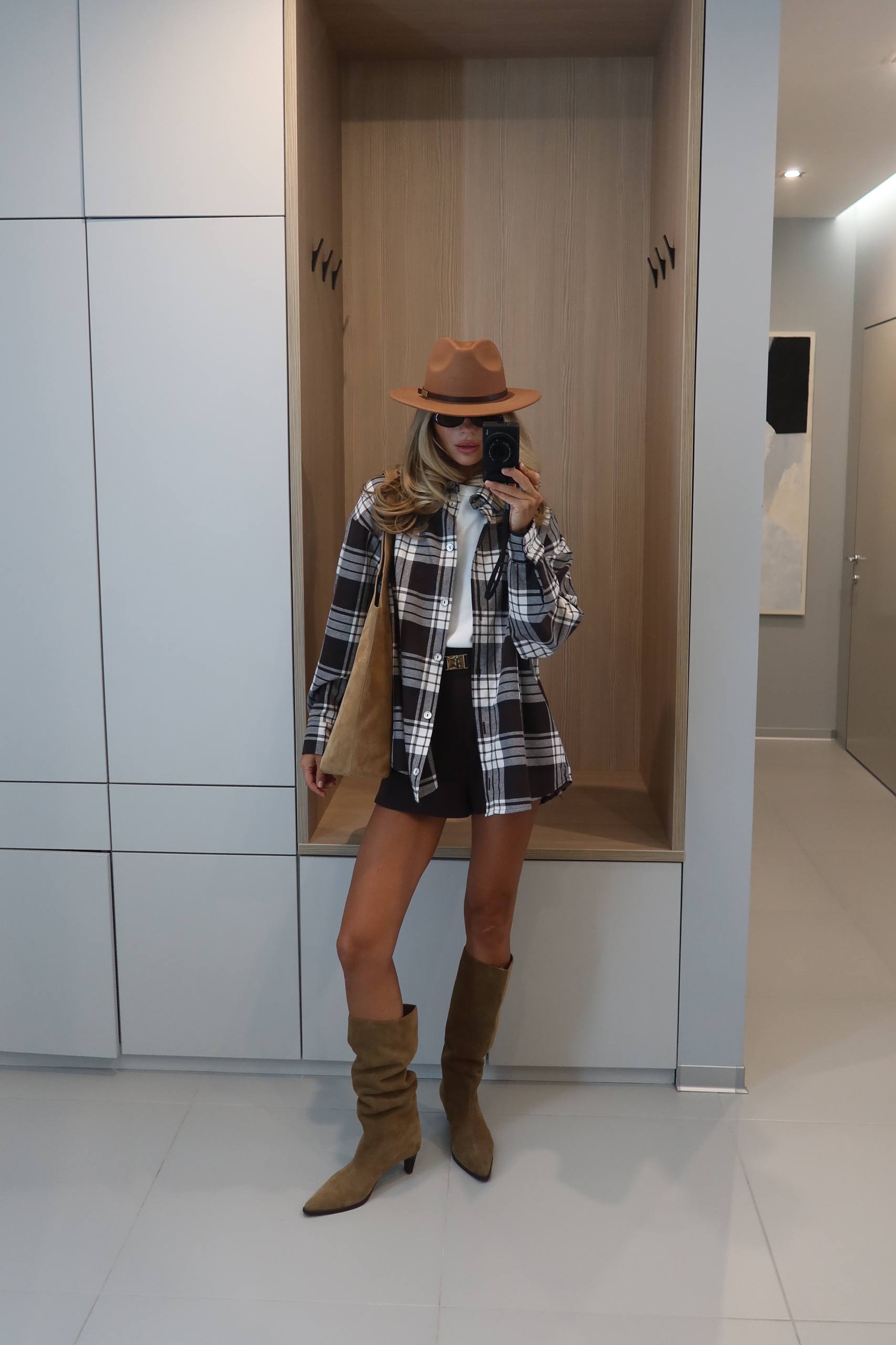 Stylová košile v čokoládové barvě – tvůj must-have pro každý outfit 🤎