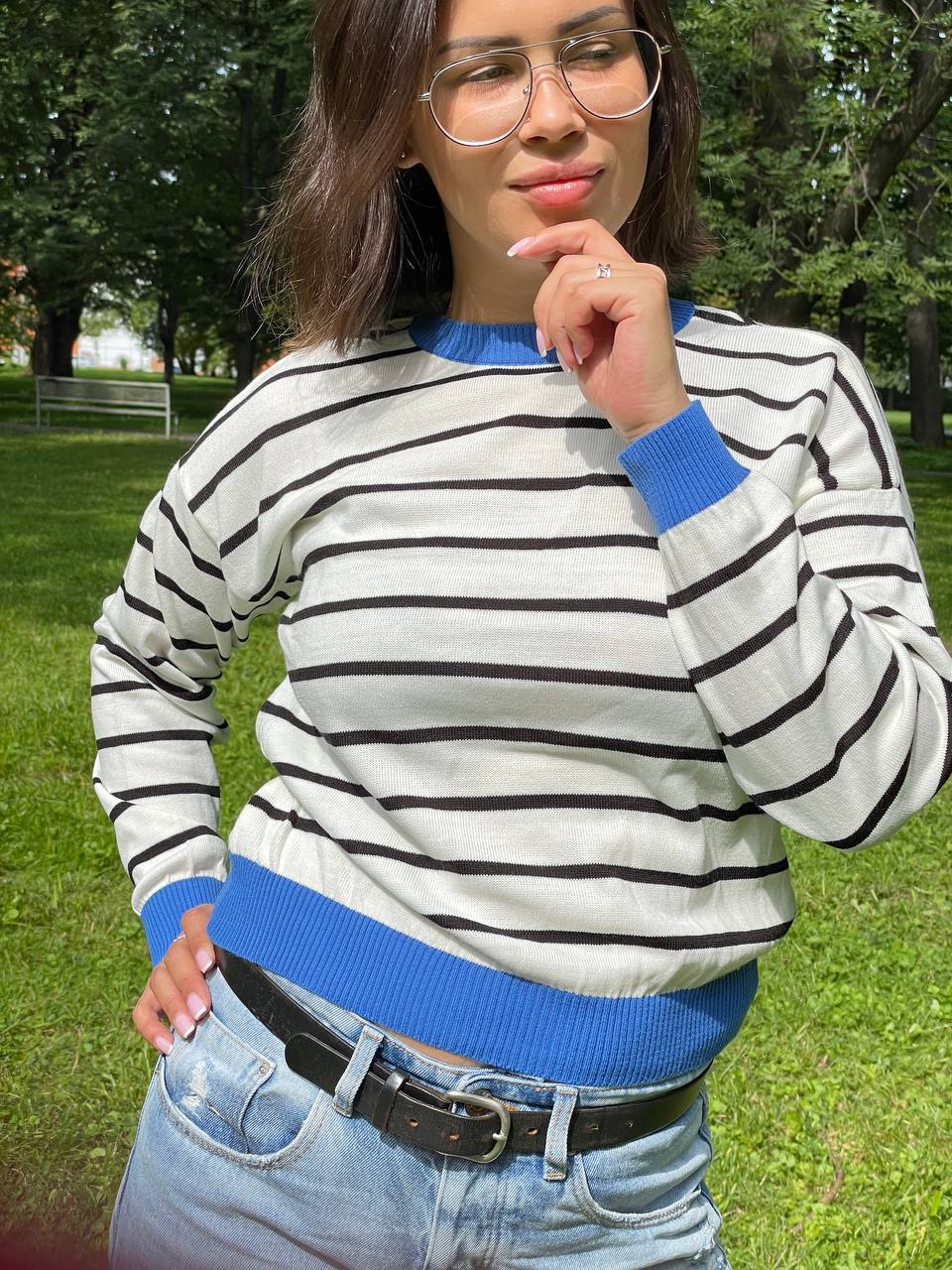 Krátký dámský svetr z měkkého akrylu