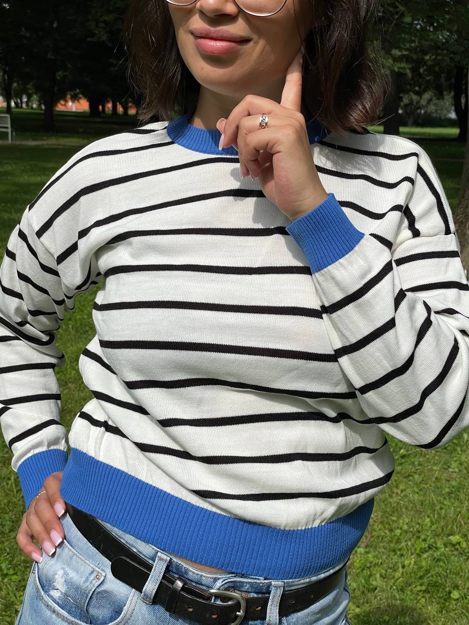 Krátký dámský svetr z měkkého akrylu