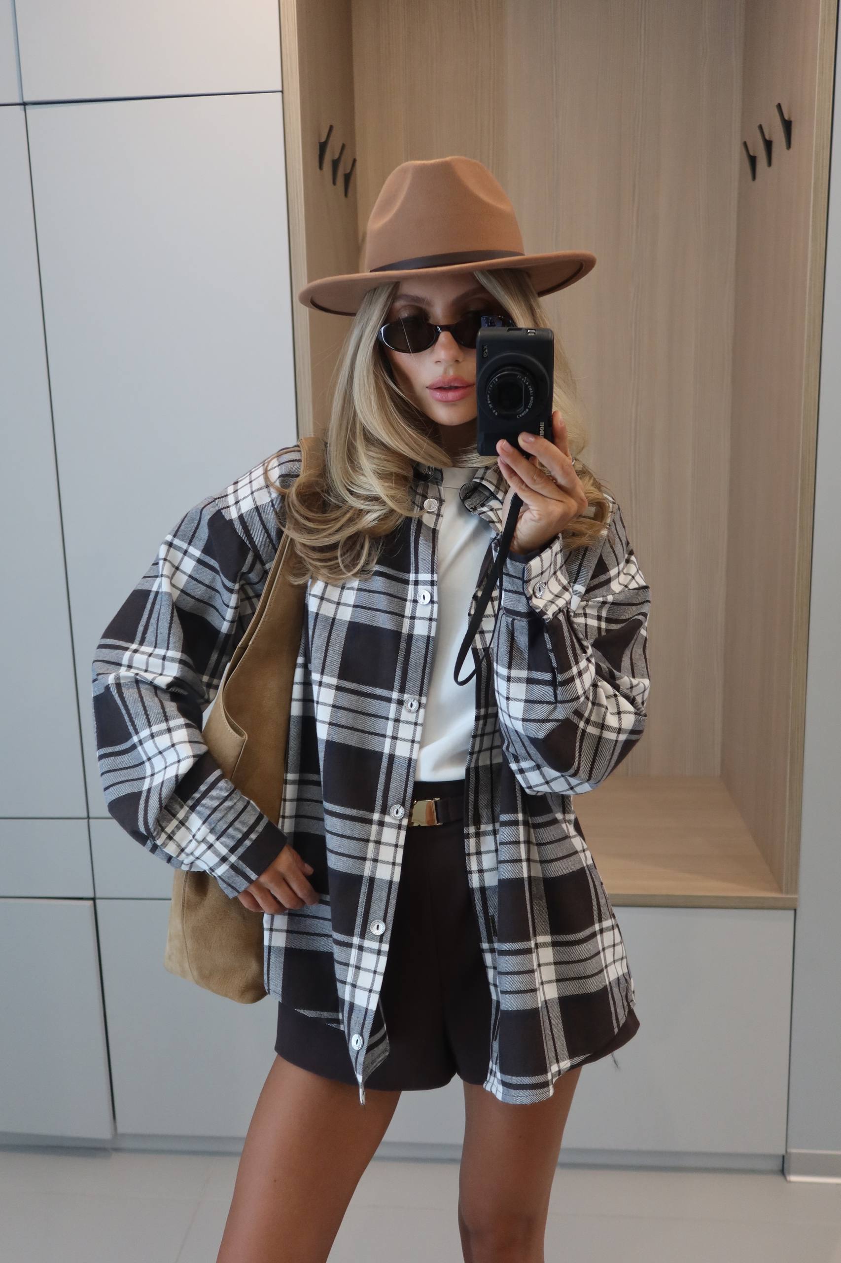 Stylová košile v čokoládové barvě – tvůj must-have pro každý outfit 🤎