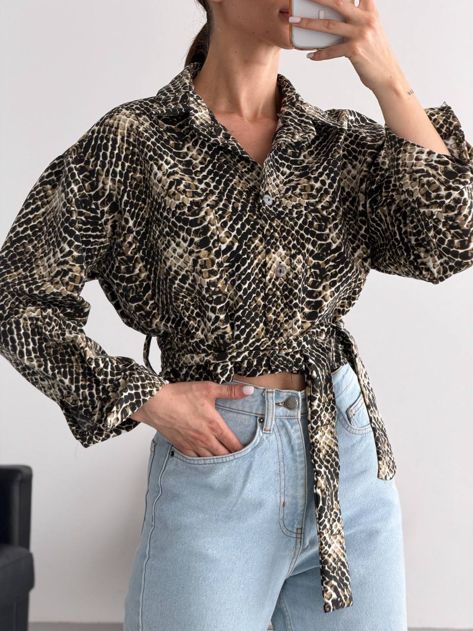 Zkrácená košile s trendy vzory – perfektní kousek, který oživí každý podzimní outfit. ✨