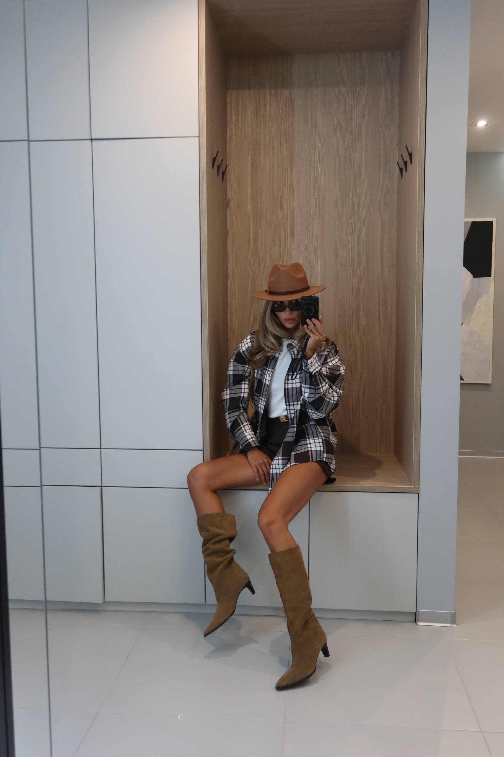 Stylová košile v čokoládové barvě – tvůj must-have pro každý outfit 🤎