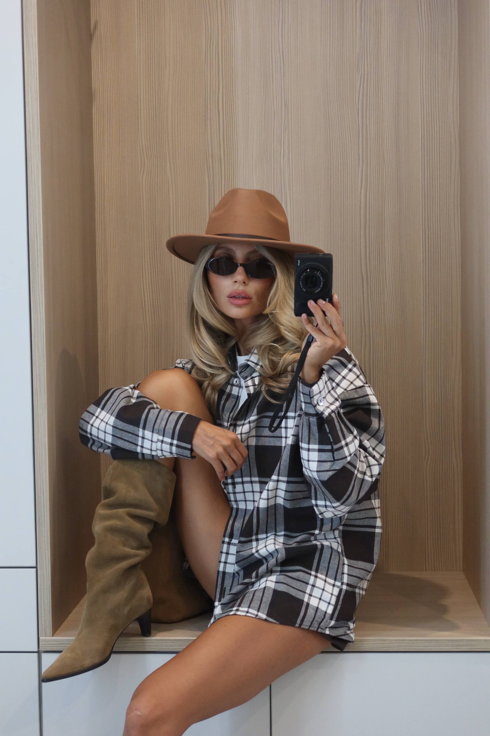 Stylová košile v čokoládové barvě – tvůj must-have pro každý outfit 🤎
